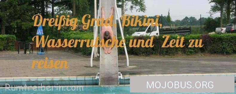 Dreißig Grad, Bikini, Wasserrutsche und Zeit zu reisen
