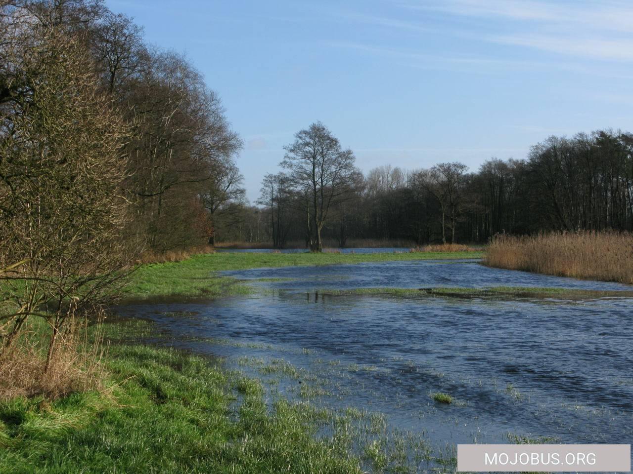 Überschwemmung nahe dem Wohnmobil