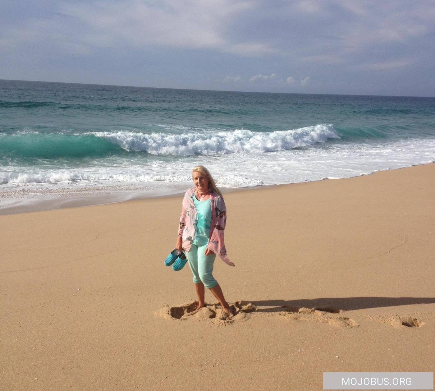 Susa lässt sich In der Lagoa de Melides ein Tattoo im Wohnmobil stechen...