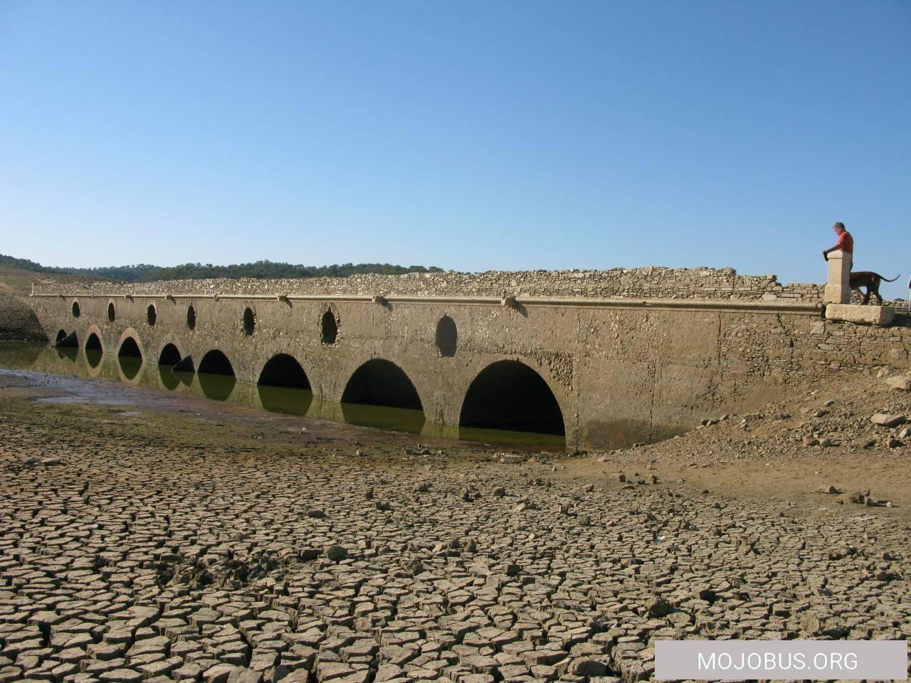 Santa Susana und die wieder aufgetauchte Brücke des Stausees Pego do Altar