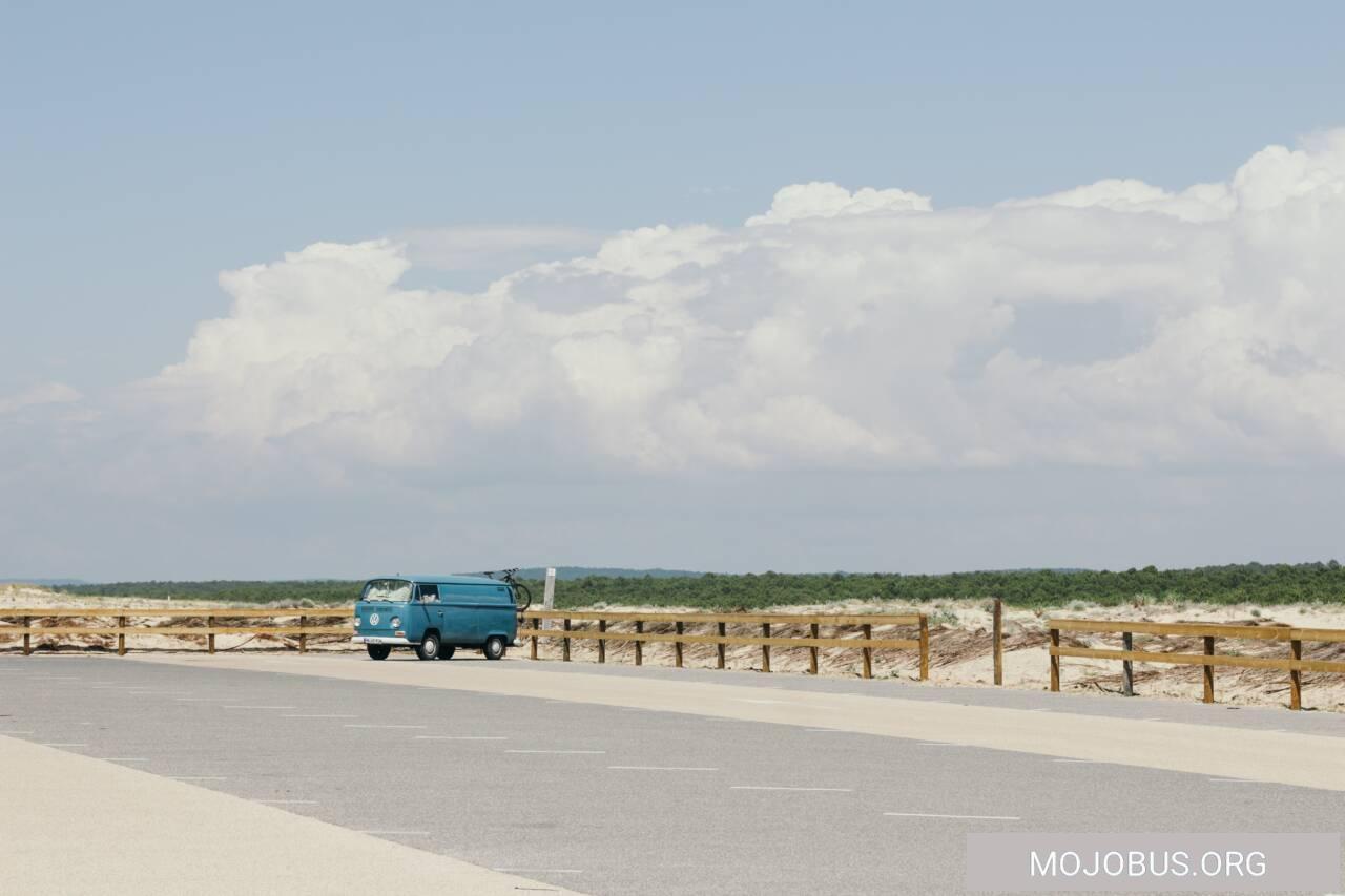 Minimalistisch im Van unterwegs oder wie man auch mit weniger Kleidung super auskommt.